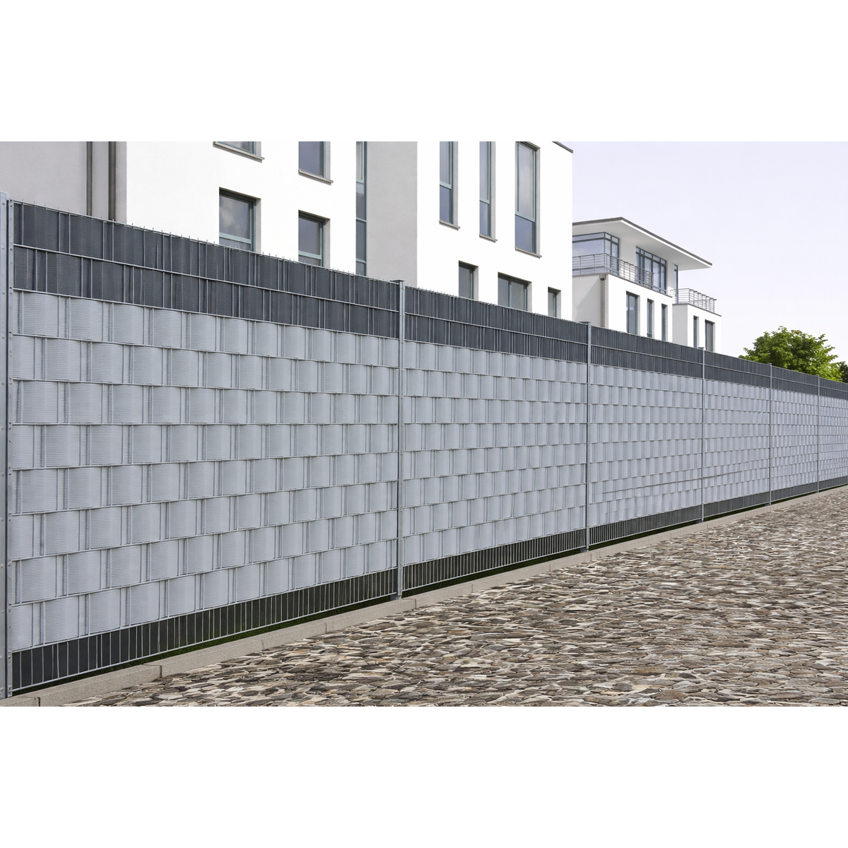Fenstergrau RAL 7040 Sichtschutz in Doppelstabmatten eingeflochten