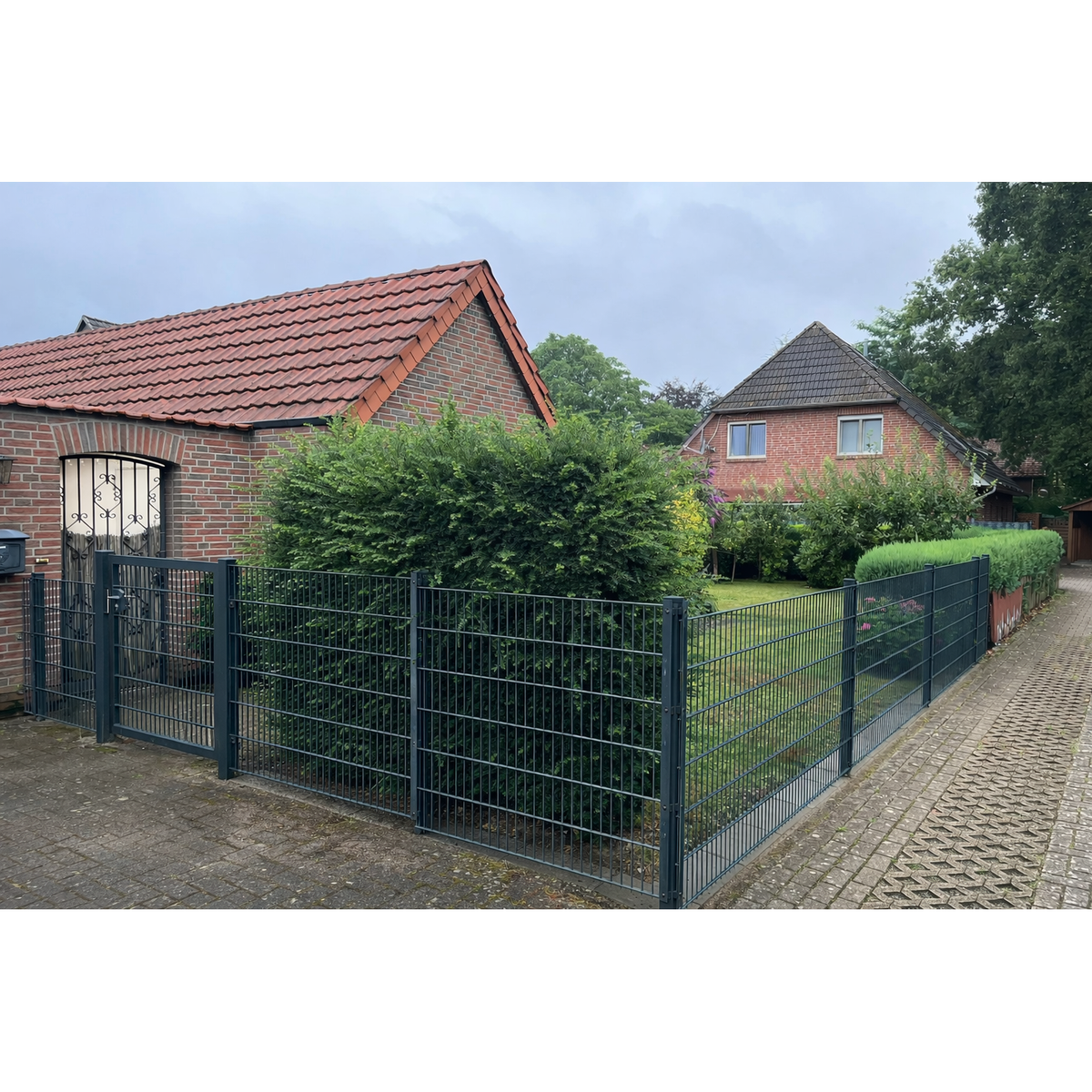 90°-Ecke eines Doppelstabmattenzauns mit anthrazitfarbenem Eckpfosten RAL 7016