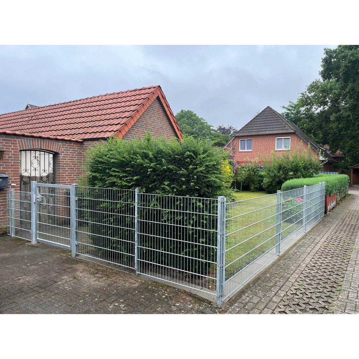 90°-Ecke eines Doppelstabmattenzauns mit feuerverzinktem Eckpfosten