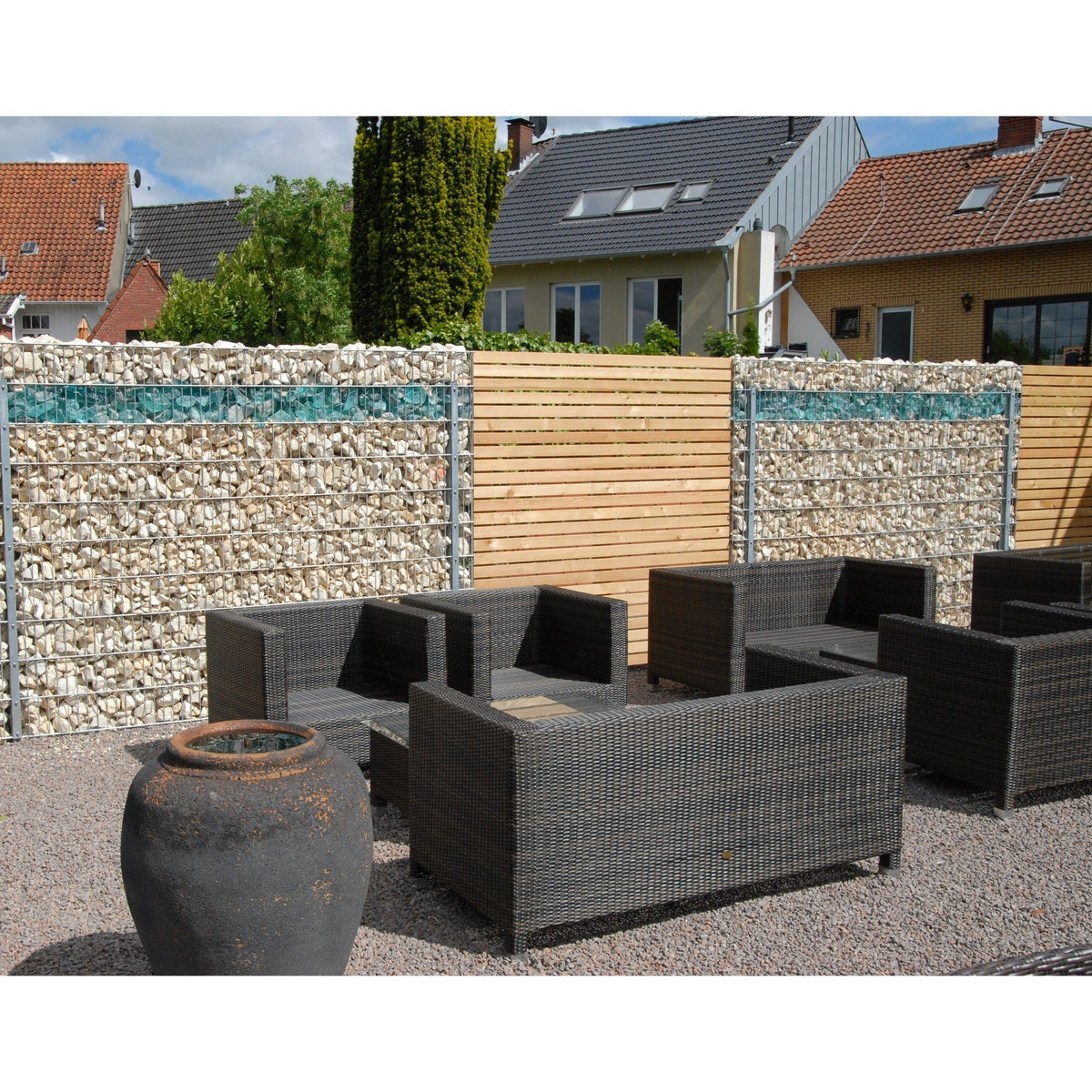 Gabionenwand mit Steinmauerpfosten – Gesamtansicht