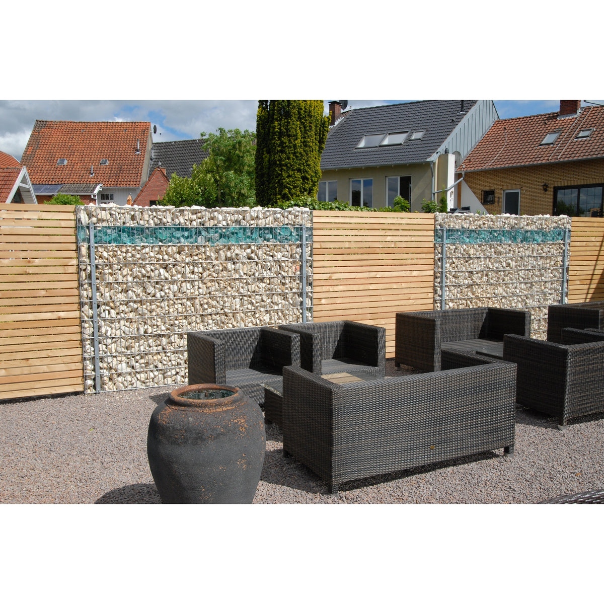 Gabionenwand mit Steinmauerpfosten – Gesamtansicht