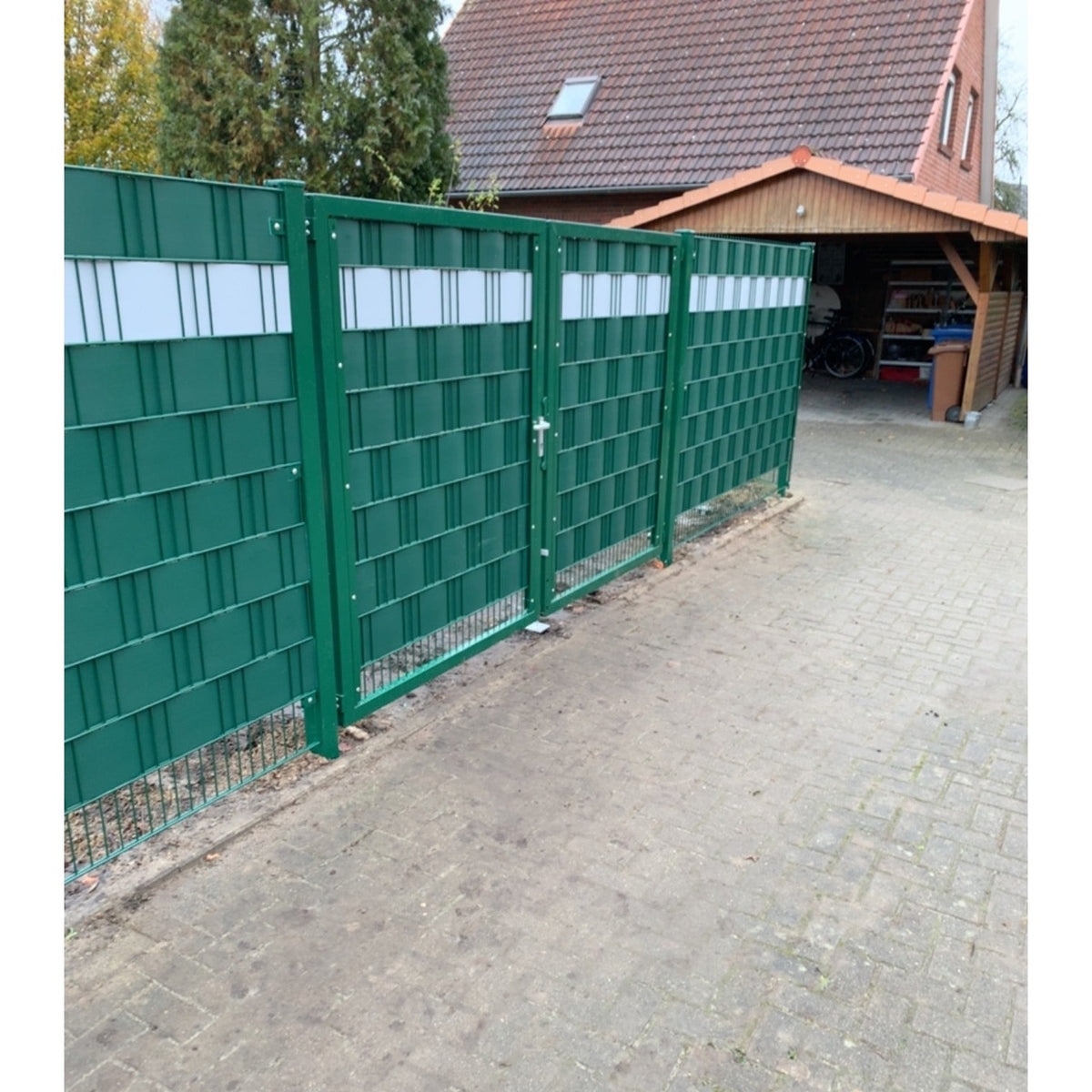Doppelstabmattenzaun mit Sichtschutzstreifen in Moosgrün