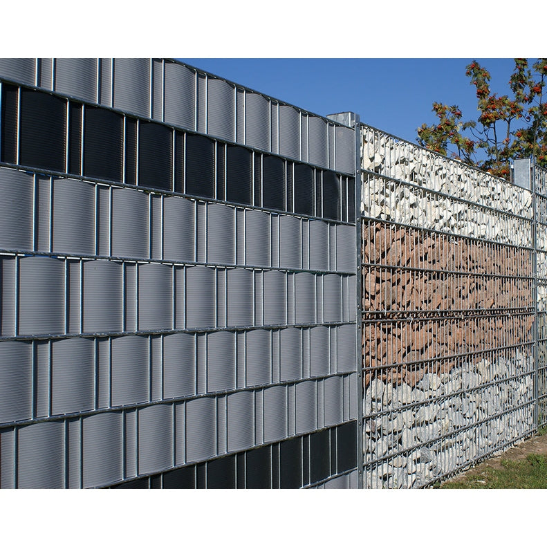 Sichtschutzstreifen Fenstergrau – mit Steinmauer Gabione