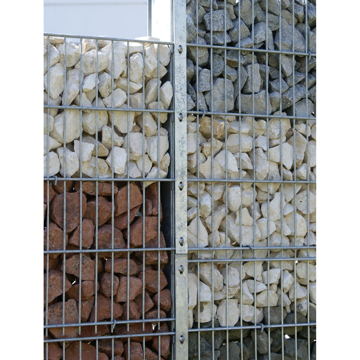 Gabionenwand mit Steinmauerpfosten in Anthrazit RAL 7016