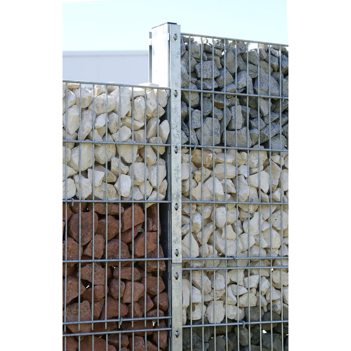 Steinmauerpfosten im Einsatz an einer Gabionenwand