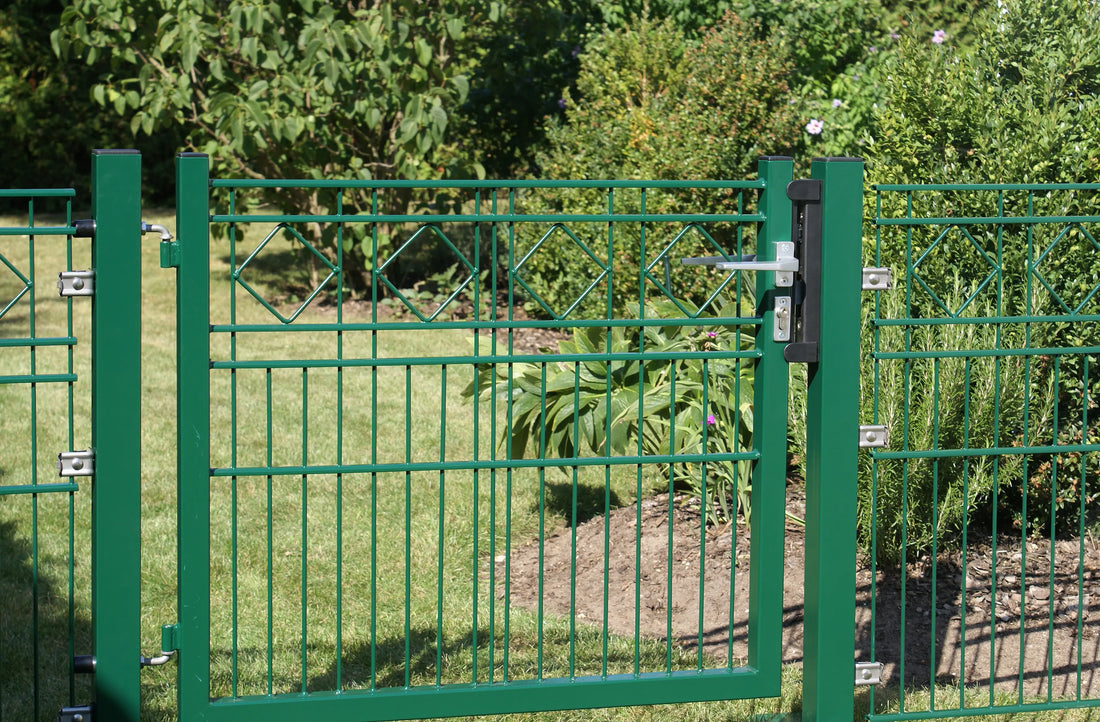 Schmucktor im naturnahen Garten