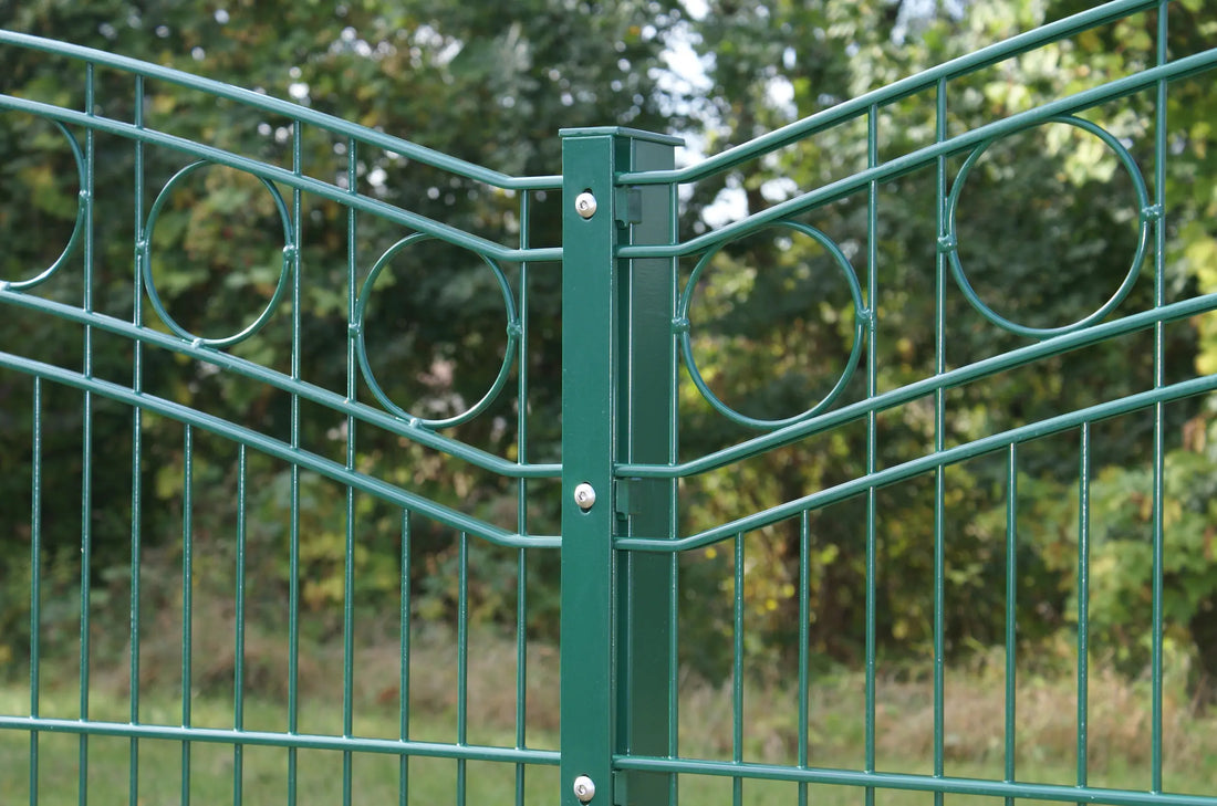 Schmuckzaun im naturnahen Vorgarten