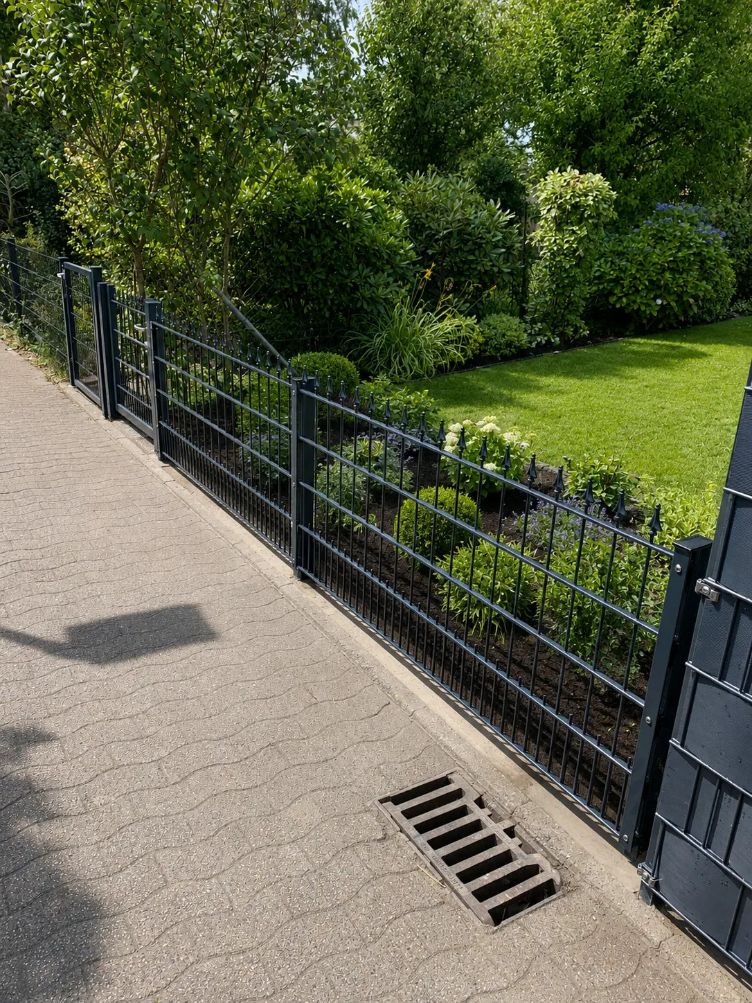 Schmuckzaun im modernen Vorgarten