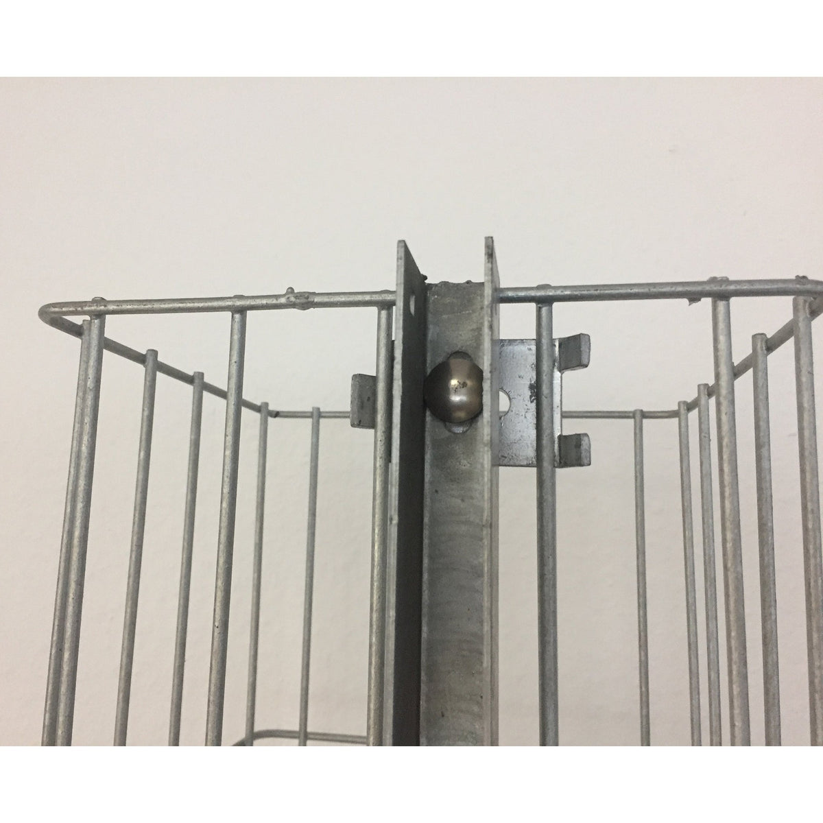 Detailansicht der Anschlussleiste und Verbinder an der Gabionensäule