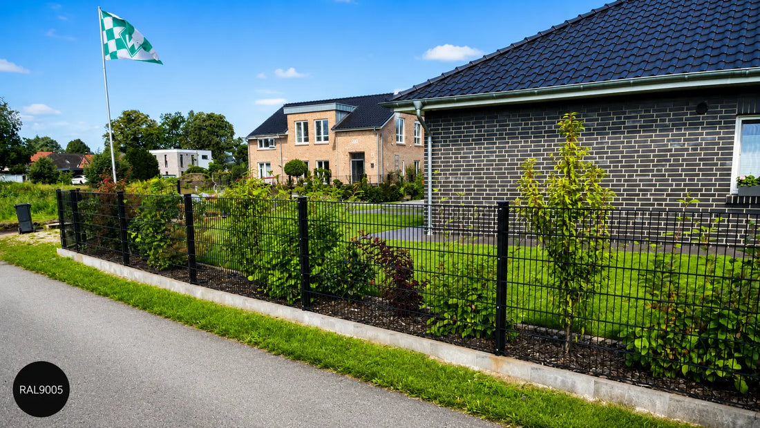 Zaunpfosten in gerader Zaunreihe